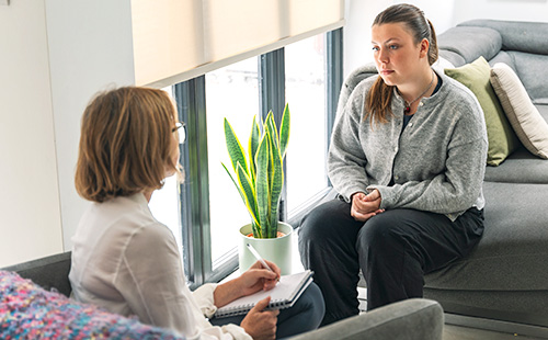 Eine Frau bei einem Therapiegespräch. 